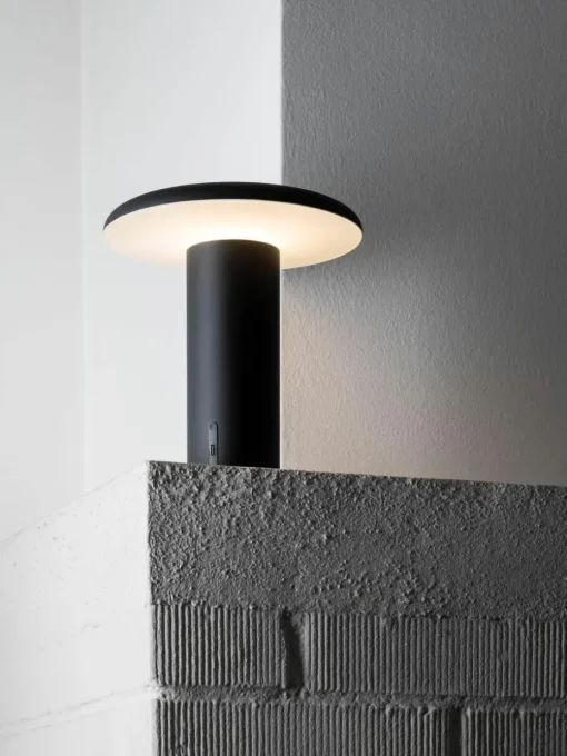 Kleine mobile LED-Tischlampe Takku, dimmbar