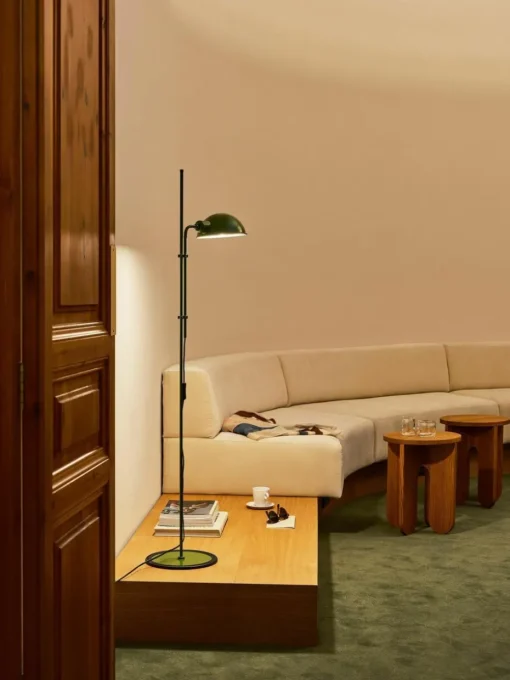 Kleine Stehlampe Funiculí mit verstellbarem Lampenschirm
