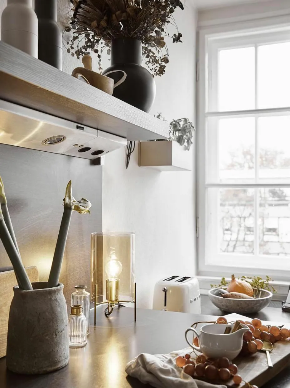 Kleine Tischlampe Laurel aus farbigem Glas