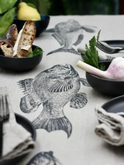 Leinen-Tischläufer Fish, handbedruckt