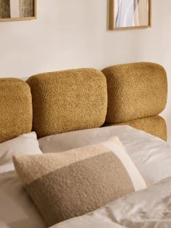 Polsterbett Tayla aus Teddy-Bouclé mit Stauraum