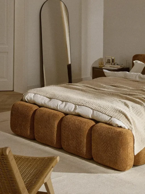 Polsterbett Tayla aus Teddy-Bouclé mit Stauraum
