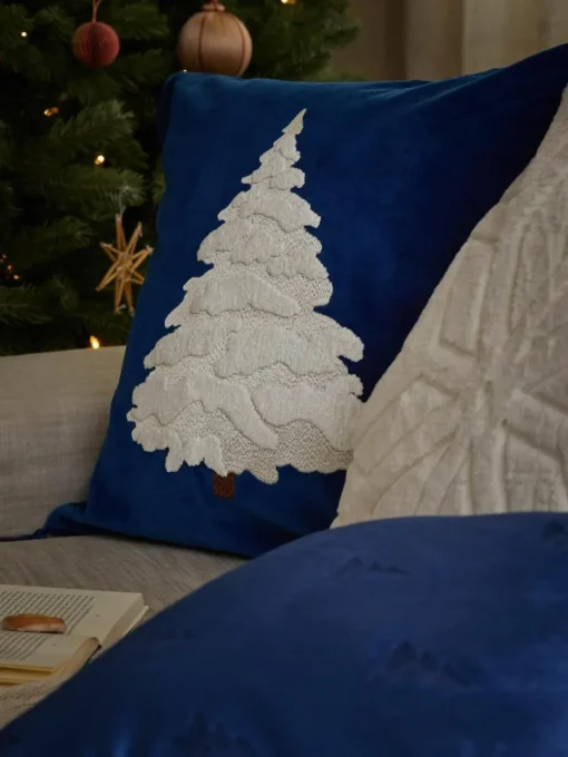 Samt-Kissenhülle Amara mit gesticktem Tannenbaum