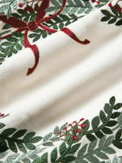 Samt-Kissenhülle Rosaline mit gesticktem Weihnachtskranz