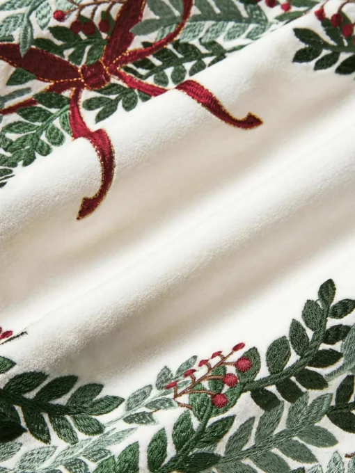 Samt-Kissenhülle Rosaline mit gesticktem Weihnachtskranz
