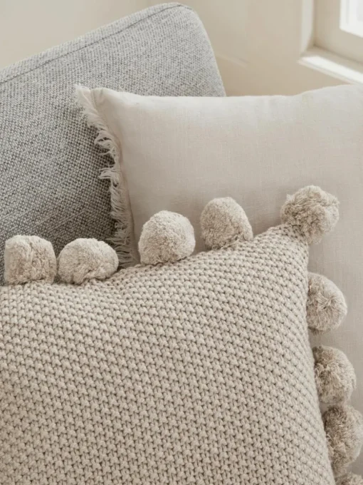Strick-Kissenhülle Molly mit Pompoms