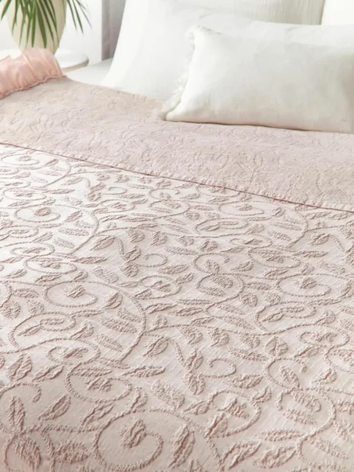Strukturierte Baumwoll-Decke Clara mit Rüschen und floralem Muster