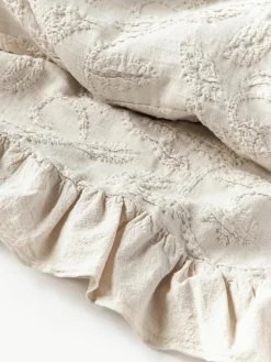 Strukturierte Baumwoll-Decke Clara mit Rüschen und floralem Muster