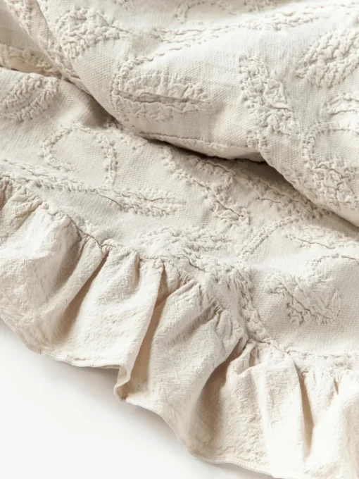 Strukturierte Baumwoll-Decke Clara mit Rüschen und floralem Muster