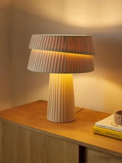 Tischlampe Nyla mit asymmetrischem Lampenschirm