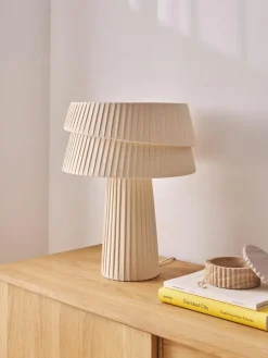 Tischlampe Nyla mit asymmetrischem Lampenschirm