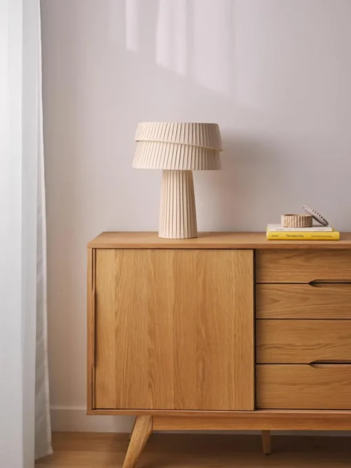 Tischlampe Nyla mit asymmetrischem Lampenschirm