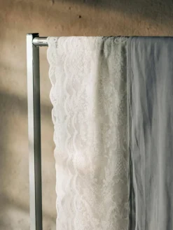 Transparente Spitzen-Gardinen Lacina mit Tunnelsaum, 2 Stück