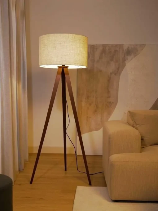 Tripod Stehlampe Jake aus Massivholz