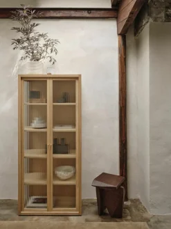 Vitrine Reed mit geriffeltem Glas