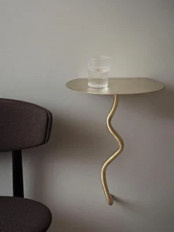Wand-Beistelltisch Curvature aus Messing