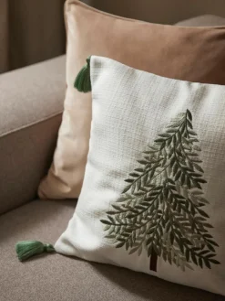 Winterlich bestickte Kissenhülle Imala mit Quasten