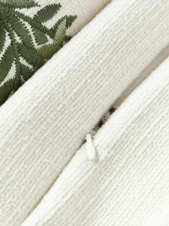 Winterlich bestickte Kissenhülle Imala mit Quasten